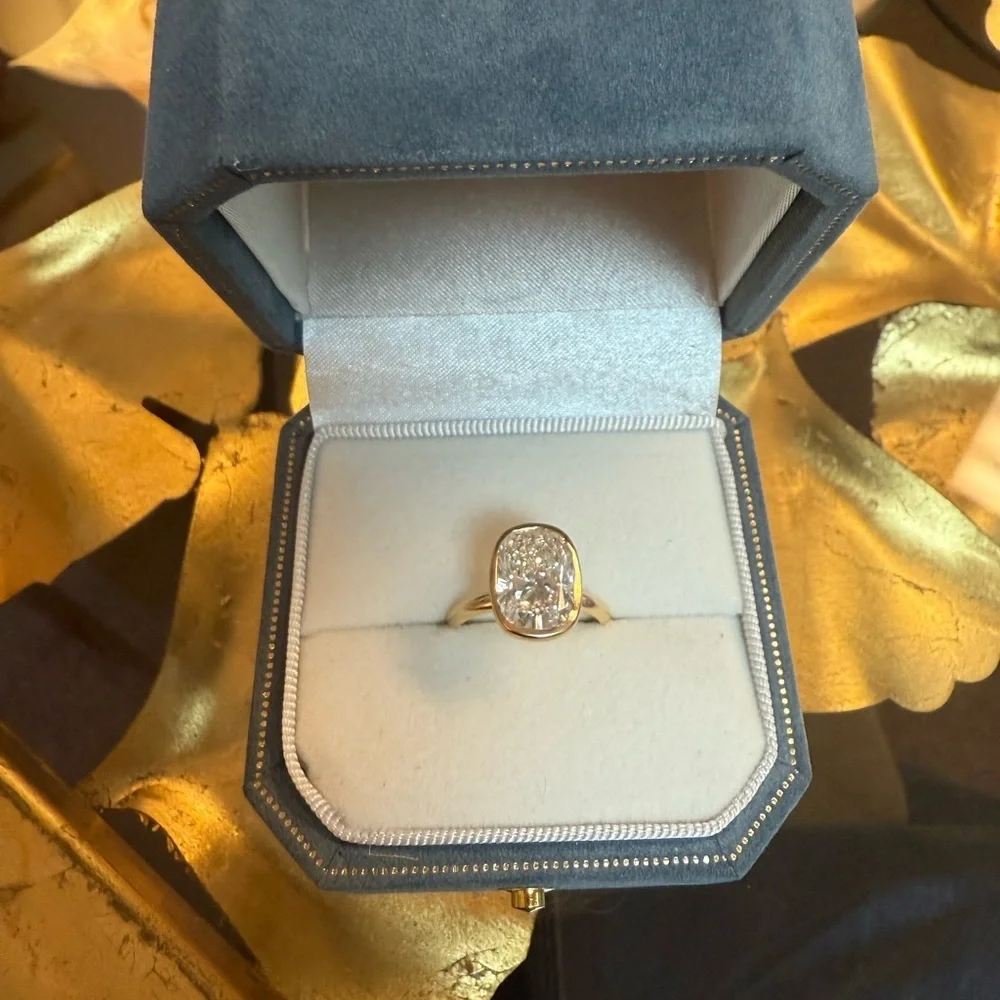Elegant 18K Gold Ring with stunning solitaire 4.20 ct Diamond (Size 6.25)